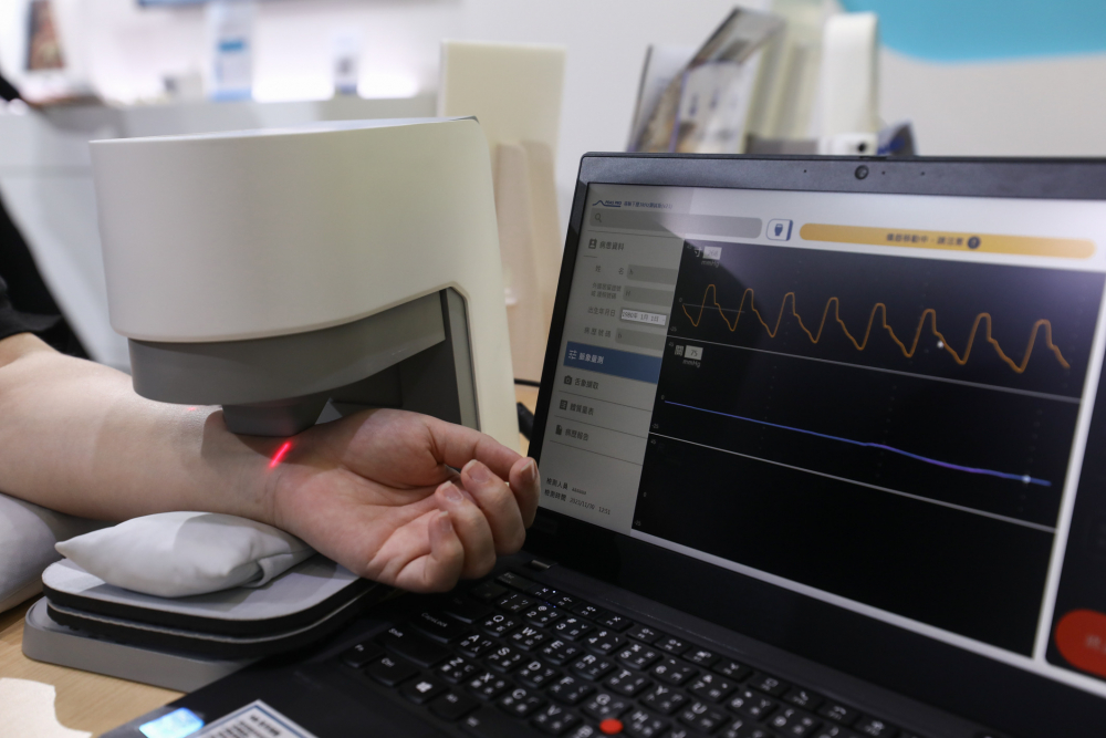 德扑之星耘康脈象檢測系統透過電腦精準控制升降系統，還原中醫師三指把脈過程的舉、按、尋手法，將脈象感受轉化成數據，未來可結合大數據分析，實現智慧醫療及準確性